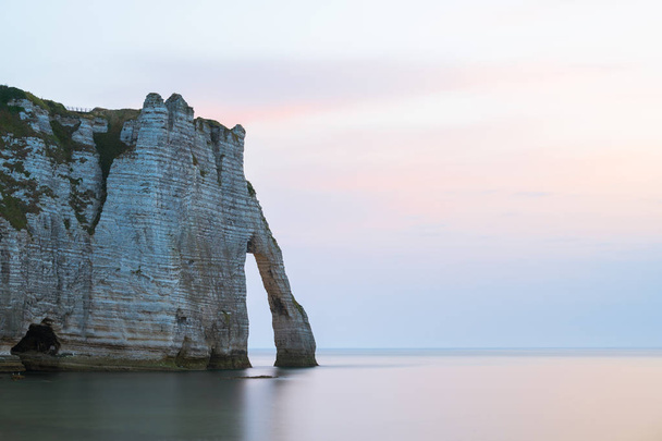 Chalk cliffs of Etretat (Normandy France) with the natural arch Porte d'Aval. - Fotoğraf, Görsel