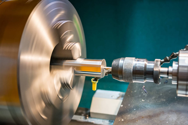 Hydraulikdrehmaschine bei der Arbeit in einer metallverarbeitenden Industrie - Foto, Bild