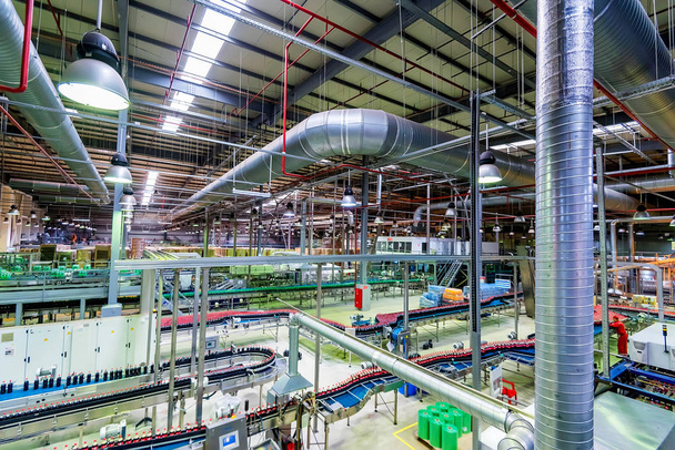 Przemysłowe wnętrze fabryki napojów bezalkoholowych z rurkami - Zdjęcie, obraz