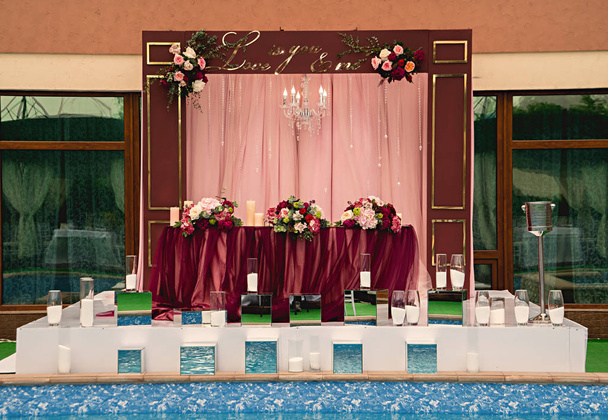 Арка для свадебной церемонии, украшенная тканью и цветами - Фото, изображение