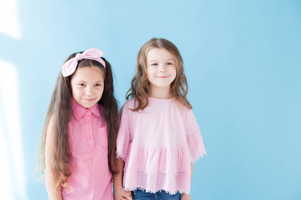 дві маленькі дівчата дівчинки дівчина стоїть поруч приємно
 - Фото, зображення