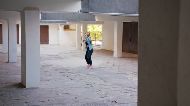Mujer joven bailando en el patio
 - Foto, imagen