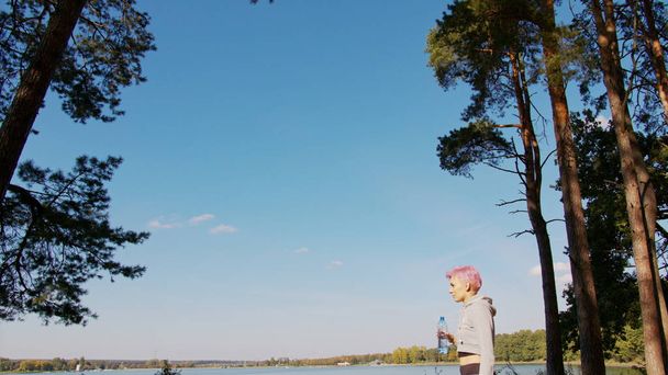 Девушка с розовыми волосами бегает по озеру
 - Фото, изображение