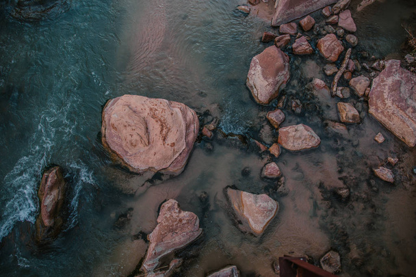 eau avec des pierres sur fond de nature
 - Photo, image
