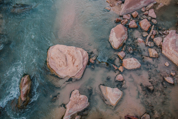 Doğa arka plan üzerinde taşlarla su - Fotoğraf, Görsel