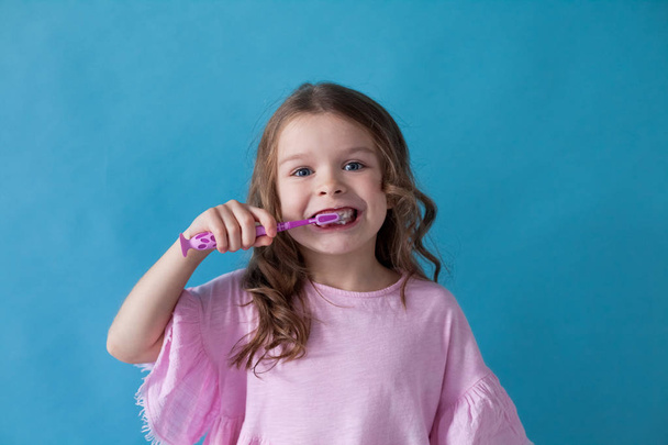 little girl brushing his teeth with a toothbrush dent - Photo, Image