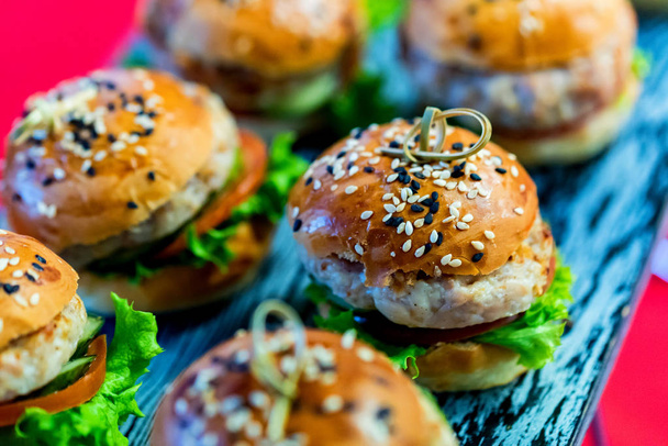 Chutné domácí mini hamburgery na dřevěné desce uzavřete - Fotografie, Obrázek
