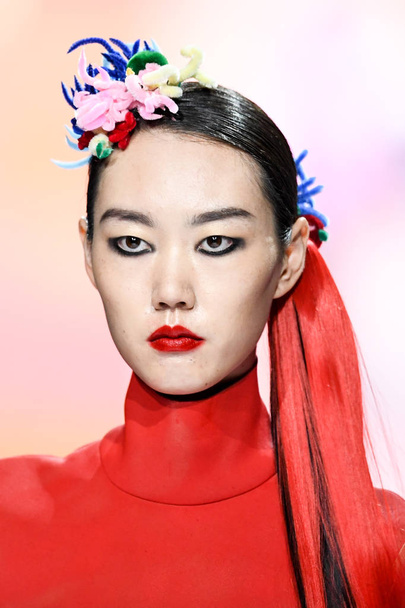 A model displays new makeup at the China girl - YUEXLIN fashion show during the 2018 Beijing Fashion Week in Beijing, China, 18 September 2018. - Foto, afbeelding