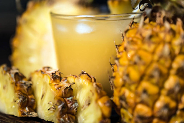 Ananasmehu ja viipale puupöydälle
 - Valokuva, kuva