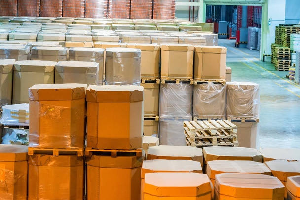 Karton dobozok termelés üdítőital-gyárban - Fotó, kép