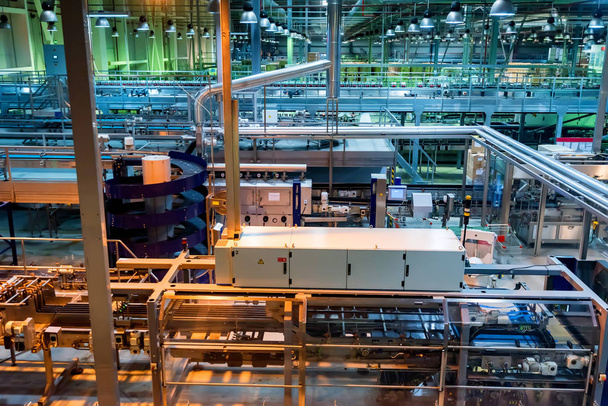 Intérieur industriel de l'usine de boissons gazeuses avec tubes - Photo, image
