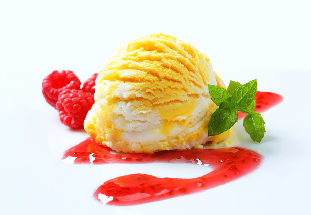 Ice cream with raspberry sauce - Photo, Image