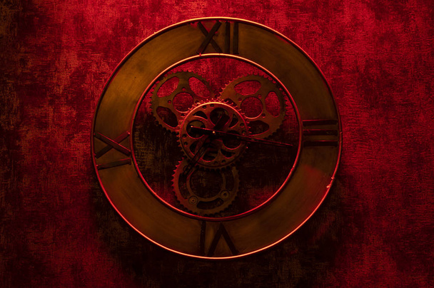 Zegar ścienny metalowy z widoczne przekładni i czerwone oświetlenie otoczenia - Zdjęcie, obraz