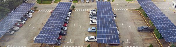 Estacionamiento con panel solar en el techo
 - Foto, imagen