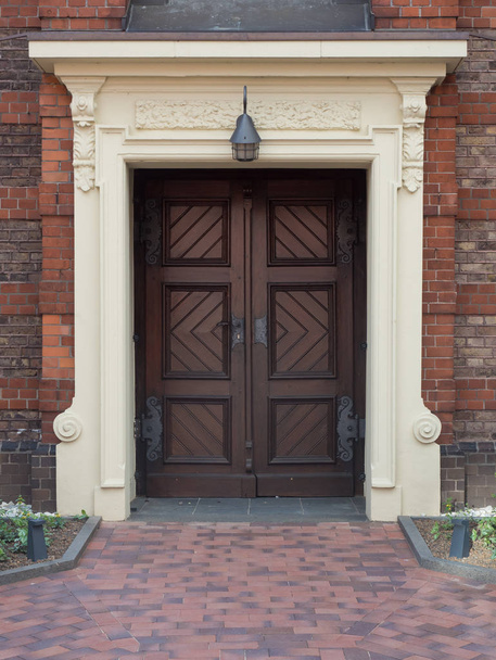 старая темно-коричневая дверь церкви в тени
 - Фото, изображение