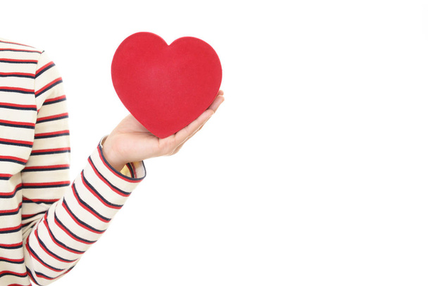 Žena držící červené srdce láskou symbolu - Fotografie, Obrázek