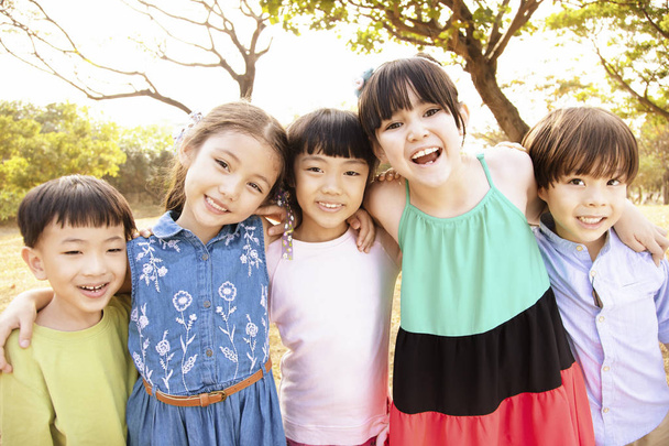 boldog többnemzetiségű csoport iskolások park - Fotó, kép