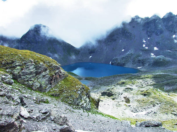 山脈グラールス アルプス - ザンクト ・ ガレンのカントン スイス連邦共和国の Pizol ピークの下高山の湖 Wildsee - 写真・画像