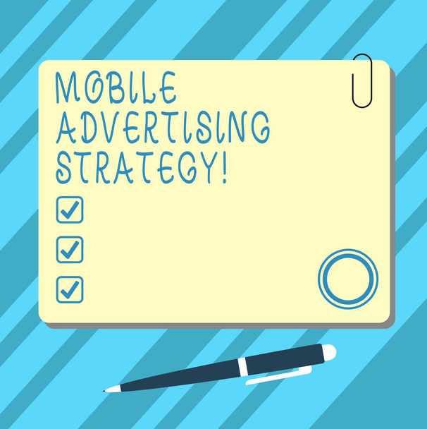 Tekstiä kirjoittava teksti Mobile Advertising Strategy. Liiketoiminta käsite markkinointi liiketoiminnan vedota mobiililaitteeseen käyttäjä Blank Square Värilevy magneetilla Napsauta kuulakärkikynä Pushpin ja Clip
. - Valokuva, kuva