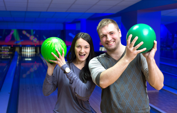 Pareja feliz en un bowling
 - Foto, Imagen