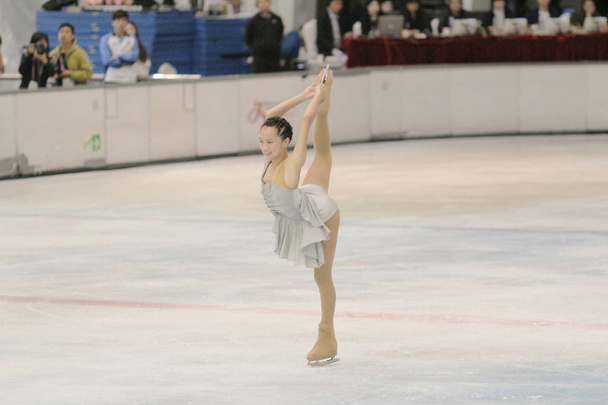 Little girl figure skating at sports arena - Foto, Imagem
