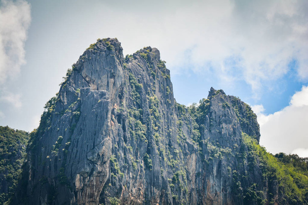 Pietra di montagna / vista di scogliera e grandi e alte montagne di pietra in Cina
 - Foto, immagini