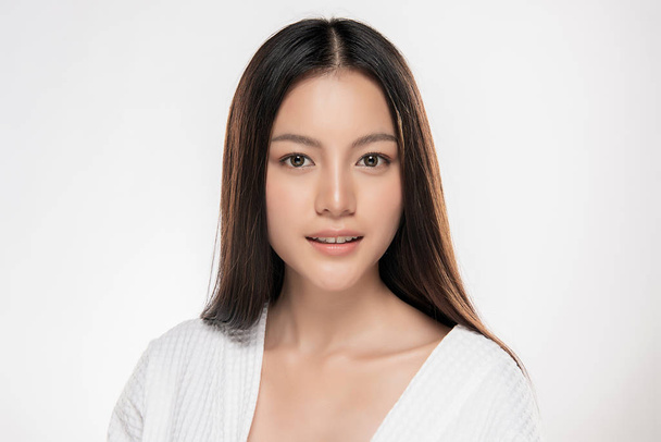 Schöne junge asiatische Frau mit sauberer, frischer Haut. Mädchen Schönheit Gesichtspflege. Gesichtsbehandlung. Kosmetik, Schönheit und Wellness. - Foto, Bild