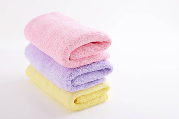 Montón de toallas aisladas sobre un fondo blanco
 - Foto, imagen
