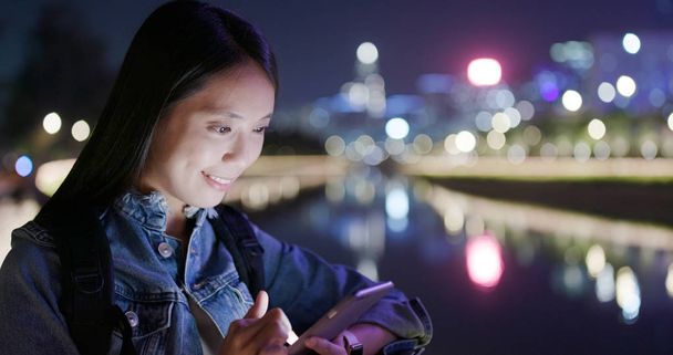 Žena používající mobilní telefon online v noci - Fotografie, Obrázek