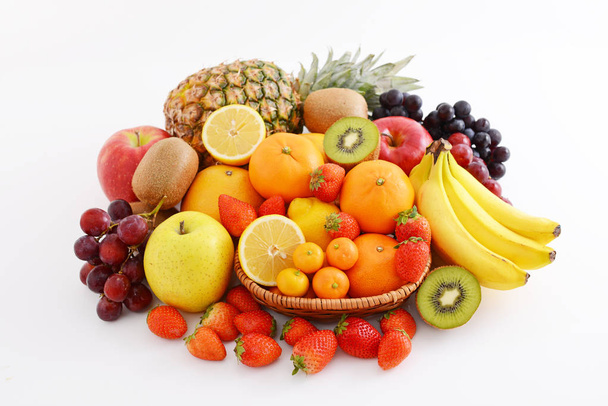 Deliciosas e frescas frutas variedade no fundo branco
 - Foto, Imagem