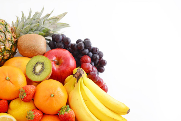 Вкусные и свежие фрукты на белом фоне
 - Фото, изображение
