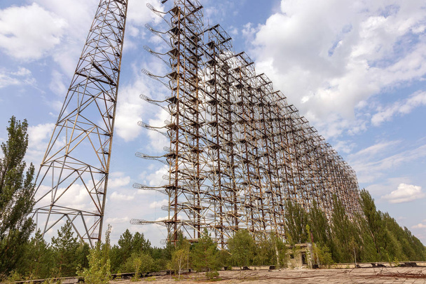 Campo de antena grande. Sistema de radar soviético "Duga" na central nuclear de Chernobyl. Defesa de mísseis ABM. Campo de antena, radar fora do horizonte. Objeto militar da URSS ABM. Chernobil-2 soviético secreto
 - Foto, Imagem