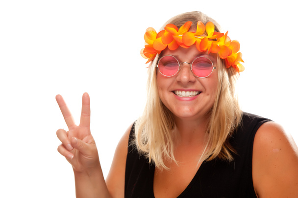 Hymyilevä hippi tyttö antaa rauhan merkki
 - Valokuva, kuva