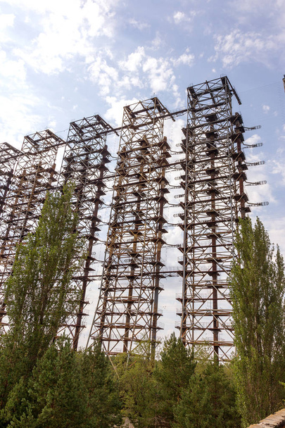 großes Antennenfeld. Das sowjetische Radarsystem "Duga" im Atomkraftwerk Tschernobyl. abm Raketenabwehr. Antennenfeld, Über-den-Horizont-Radar. militärisches Objekt von ussr abm. Sowjetgeheimnis Tschernobyl -2 - Foto, Bild