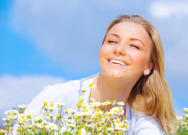 Young woman enjoying daisy field - Photo, Image