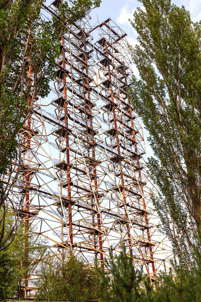 Duże anteny pola. Radziecki radar systemu "Duga" w elektrowni jądrowej w Czarnobylu. Obrona przeciwrakietowa ABM. Anteny pola, over--horizon radar. Obiekt wojskowy ZSRR Abm. Tajne radzieckie Chernobyl -2 - Zdjęcie, obraz