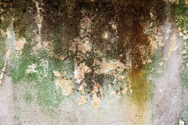Пустые старые художественные текстуры штукатурки кирпичной стены. Окрашенная плохо поцарапанная поверхность в трещины окрашенной штукатурки каменной кирпичной стены с лепестковой текстурой. потертый фасад здания с поврежденной штукатуркой - Фото, изображение