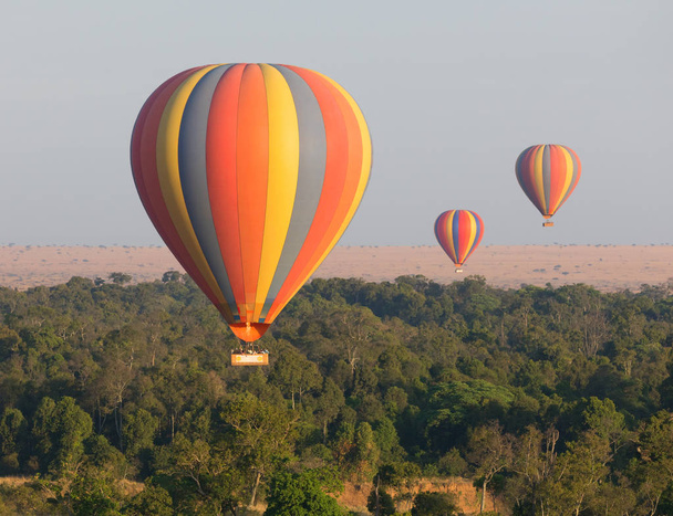 Isoja värikkäitä ilmapalloja kauniilla taustalla
 - Valokuva, kuva