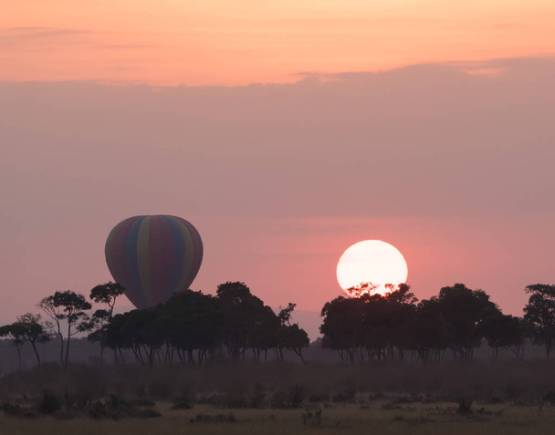 Большой полосатый шарик на красивом фоне заката
 - Фото, изображение