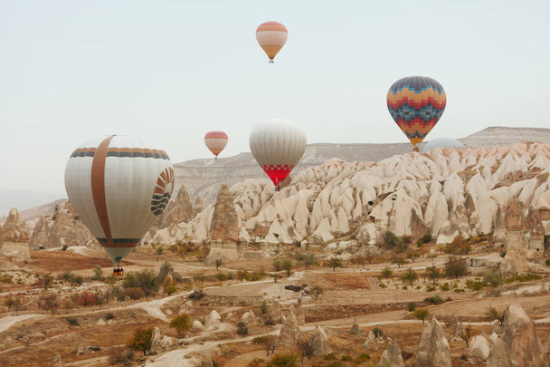 Hot Air Balloons Flying In Rock Valley At Cappadocia Turkey - Valokuva, kuva