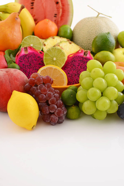 Herkullisia ja tuoreita hedelmiä valkoisella taustalla
 - Valokuva, kuva