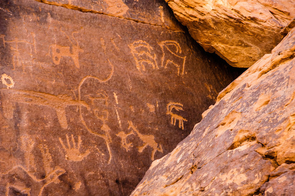 masayqirah Petroglyphen (qariyat-al-asba), Provinz Riad, Saudi-Arabien - Foto, Bild