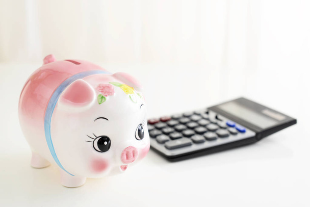 Banco porquinho com calculadora
 - Foto, Imagem