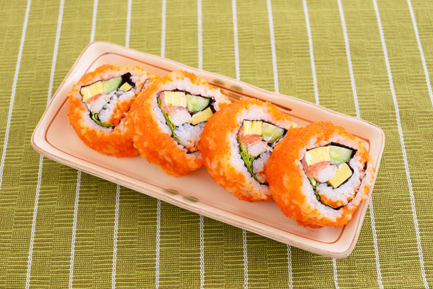 Deliciosos rolos de sushi feitos com frutos do mar frescos
 - Foto, Imagem