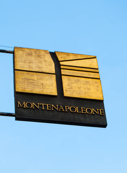 Banner mit dem Schriftzug monte napoleone eingraviert einer der Hauptpunkte der viereckigen Mode in Italien - Foto, Bild