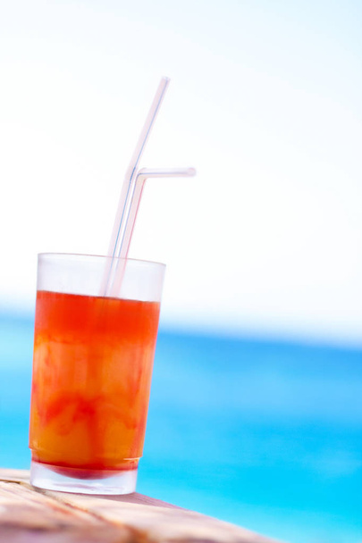 napoje, koktajle i uroczystości w stylu koncepcja - słodkim koktajlu na plaży, lato, Elegancka oprawa wizualna - Zdjęcie, obraz