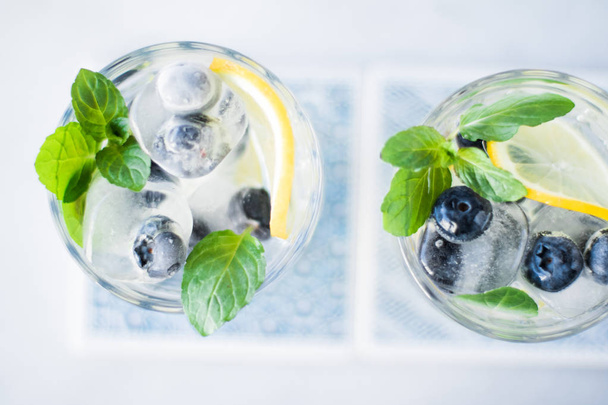 drinks, cocktails and celebration styled concept - summer cocktails for guests, home party, elegant visuals - 写真・画像