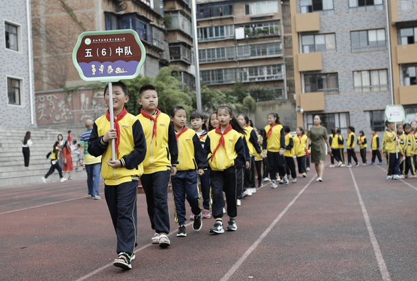 Opiskelijat osallistuvat uuden lukukauden lipunkeräysseremoniaan Guiyangin kaupungin peruskoulussa Lounais-Kiinan Guizhoun maakunnassa 27. elokuuta 2018
.  - Valokuva, kuva
