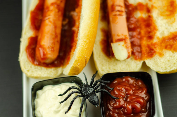 Ürpertici Halloween hotdog parmak siyah masada, parti gıda - Fotoğraf, Görsel