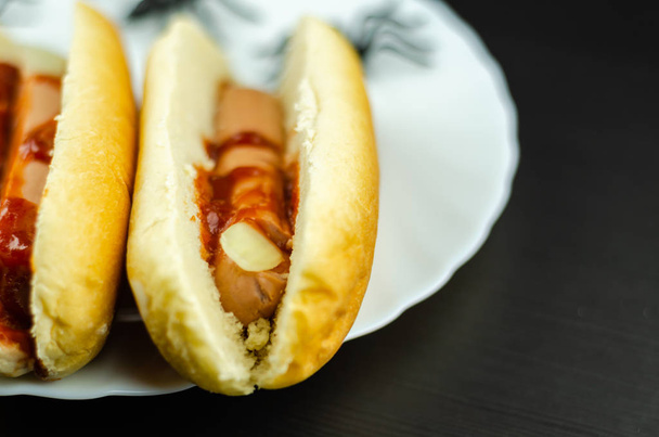 Inquietanti dita di hot dog di Halloween sul tavolo nero, cibo per le feste
 - Foto, immagini